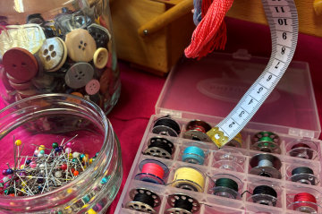 Nähmaterial Stecknadeln Maßband  Knöpfe Spulen